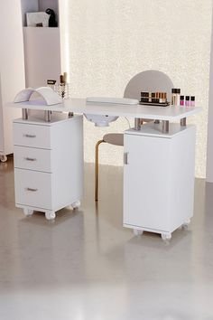 Nail Tables