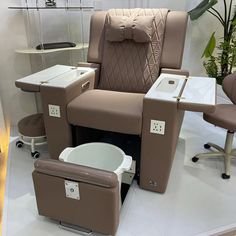 Pedicure & Manicure Stations - 6